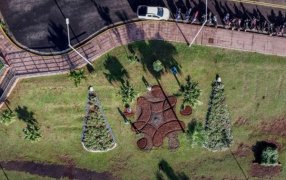 Trabajos de ornamentación representativa a la flor de ciudad de Posadas