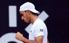 Tenis: El argentino Francisco Cerúndolo ganó por paliza y se metió en los cuartos de final del Río Open