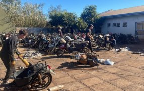 Apóstoles: Operativo traslado de motocicletas y automóviles secuestrados por infracciones a las normas de tránsito, llevaban años almacenados e inutilizados, fueron sometidos a tareas de pesaje y desguace para su posterior compactación