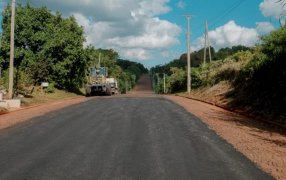 La Dirección Provincial de Vialidad, avanza el asfaltado de la Picada Sarmiento en el Municipio misionero de Guaraní