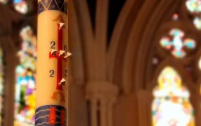 Este es el significado de los símbolos grabados en el Cirio Pascual