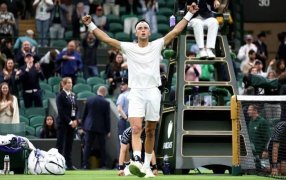 Tenis: Enorme remontada del platense Tomás Etcheverry en una jornada con la lluvia como protagonista en Wimbledon
