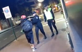 Una cadete de la Policía de Misiones desarmó a un individuo violento en el microcentro de la ciudad de Posadas, la intervención fue captada por testigos y se viralizó