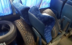 Ómnibus de larga distancia transportaba neumáticos de contrabando: Los pasajeros fueron embarcados en otro micro y continuaron viaje