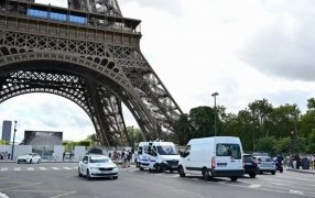 Evacuaron la Torre Eiffel por una amenaza de bomba, expertos en desactivación de explosivos registran la icónica estructura de hierro francesa