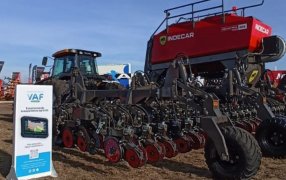 INDECAR oficializó su alianza estratégica con VAF, la firma de sembradoras y fertilizadoras exhibió en Agroactiva sus máquinas equipadas con monitores y dosificadores de la startup