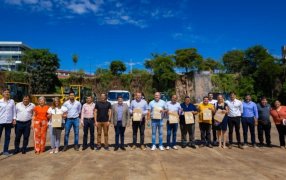 Misiones: Ministro de Hacienda, Adolfo Safrán, en representación del Gobernador Hugo Passalacqua, presidió la entrega de máquinas viales a diez Municipios para optimizar la conectividad y la producción local