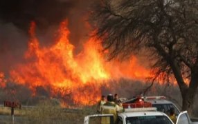 El fuego sigue devastando a Córdoba: Más casas quemadas y decenas de familias evacuadas