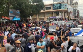 Tránsito intenso en Encarnación para cruzar a Posadas: Miles de personas quedaron varadas por una protesta en la cabecera del puente Internacional