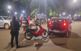 Colisión entre un automóvil y una motocicleta en la localidad de Jardín América dejó dos heridos