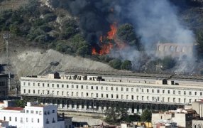 Más de 130 evacuados por un fuerte incendio en la frontera entre España y Francia, el siniestro devastó 435 hectáreas debido al fuerte viento, según informaron las autoridades de ambos países