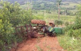 Falleció un agricultor de 69 años tras volcar con su tractor