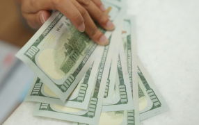 El dólar después del cepo: Qué pasó con las distintas cotizaciones el mes en que se terminaron los controles cambiarios, el blue y los financieros cayeron 10% y se extinguió la brecha cambiaria