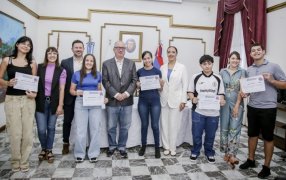 Entregaron Becas “Andrés Guacurarí” a estudiantes misioneros con el objetivo de garantizar su continuidad en el ámbito académico