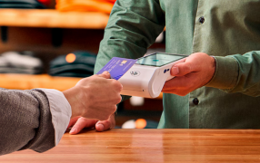 Comienzan los pagos con tarjeta de débito en dólares: Paso a paso, qué deben hacer los comerciantes y los usuarios