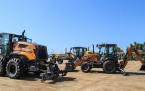 El Gobierno de Misiones entregó maquinaria vial a los Municipios de; Almafuerte, Colonia Polana y Gobernador Roca: En un acto realizado en la Cascada de la Costanera en la ciudad de Posadas