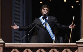 Javier Milei salió a saludar al balcón de la Casa Rosada: "Hemos decretado el fin de la noche populista"