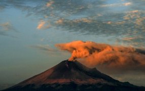 Alerta amarilla en México: Una columna de cenizas del volcán Popocatépetl afectó vuelos en el Aeropuerto de la ciudad de Puebla