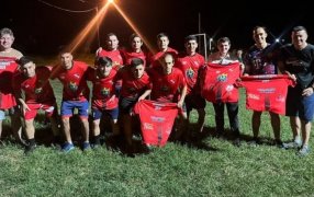 El Ministro Adolfo Safrán visitó al equipo de fútbol del Club Independiente para saludarlos y felicitar a todos por el gran trabajo que llevan adelante representando a la ciudad de Apóstoles