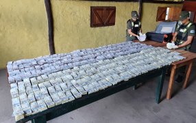 Trasladaban más de 570 millones de pesos dentro de una valija: El dinero en efectivo carecía de documentación que avale su procedencia