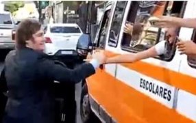 Javier Milei pasó a buscar con su automóvil a Nicolás Posse y se bajó en medio del camino para saludar a un grupo de chicos