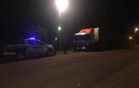 Misiones: En Azara la Policía ubicó un camión con una carga de granos de soja irregular, fue retenido