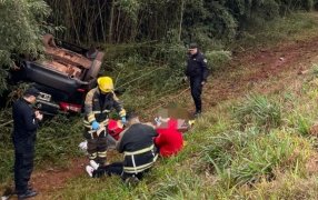 Despiste sobre la Ruta Nacional Nº 12, a la altura del Barrio Helvecia de la localidad misionera de de Hipólito Yrigoyen, dejó dos mujeres lesionadas
