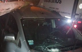 Puerto Iguazú: Camión atropelló un poste de luz qué cayó sobre un vehículo estacionando