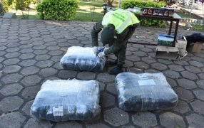 Ley 22.415: Tras la apertura de encomiendas secuestran 6 cubiertas, 6.840 paquetes de cigarrillos y más de 50 kilos de marihuana