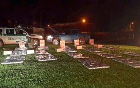 Usando una camioneta robada transportaban cigarrillos de contrabando