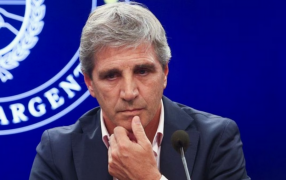 La Justicia falló a favor de Luis Caputo en su pelea contra las inclusión de tasas municipales en facturas de servicios públicos