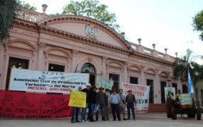 Misiones: El tractor en la Plaza 9 de Julio de Posadas, símbolo en defensa del INYM