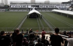 Despedida al ídolo brasileño: El cuerpo de Pelé ya está en el estadio de Santos y llegan primeras autoridades para el velatorio