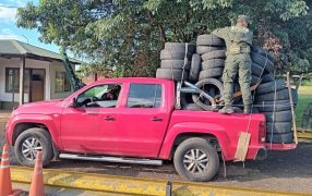 Detienen a un rodado, del cual sobresalían los elementos transportados, representando un riesgo para sí mismo y para terceros: Una pick-up transportaba setenta neumáticos de contrabando