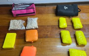 Marihuana, cocaína, crack y éxtasis se encontraban ocultos en un ómnibus de larga distancia: Las sustancias estupefacientes fueron halladas detrás de las últimas butacas del transporte de pasajeros