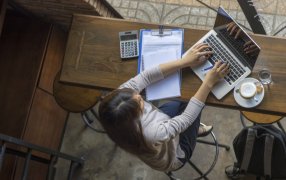 Generación Z y la culpa por usar Inteligencia Artificial en el trabajo