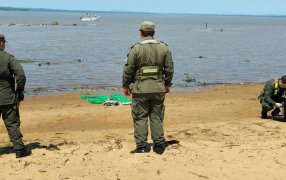 Gendarmes y efectivos de la Prefectura Naval Argentina secuestraron más de 24 kilos de marihuana que se encontraba en la Costanera Sur de Posadas, el estupefaciente se hallaba en la costa del Río Paraná