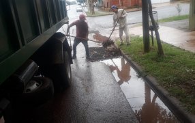 Apóstoles: Limpieza de sumideros, desagües en diversos sectores de la zona centro y barrios en el Municipio debido a la última lluvia registrada