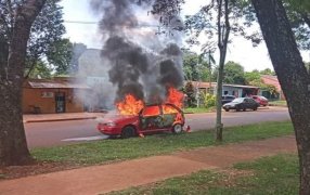 Apóstoles: Incendiaron intencionalmente un automóvil y fueron detenidos