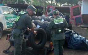Gendarmería Nacional secuestró 34 neumáticos sin aval aduanero, los cuales fueron importados de manera irregular y estaban trasportados un vehículo utilitario que tiraba un tráiler