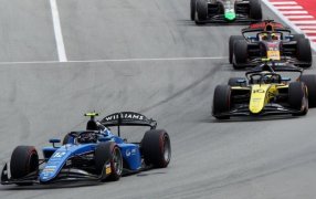 FIA Fórmula 2: Podio del argentino Franco Colapinto en Montmelo, arribando en la segunda posición