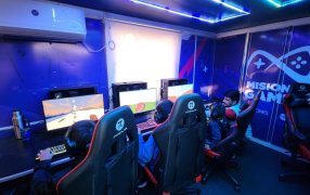 Apóstoles: Más de 250 jóvenes de la ciudad se reunieron para disfrutar de lo último en tecnología de juegos, incluyendo juegos de computadora y realidad virtual