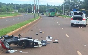 Picadas clandestinas: Motociclistas demorados tras atropellar a dos móviles policiales