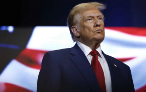 El Presidente Donald Trump firma un Decreto que designa al inglés como el idioma oficial de Estados Unidos