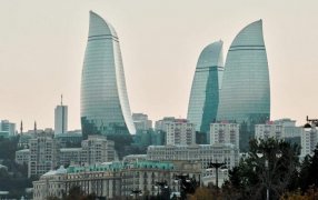 Azerbaiyán invertirá dos mil millones de dólares en energía verde para reducir emisiones