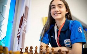 Candela Francisco, la primera mujer argentina en consagrarse campeona mundial juvenil de ajedrez