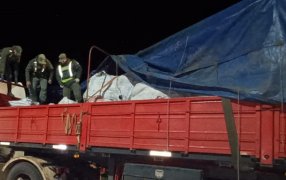 Camiones con 40 toneladas de lingotes de plomo y aluminio fueron interceptados en Corrientes: El material fundido y moldeado se encontraba disimulado entre latas para reciclaje y tenían como destino el norte de Misiones