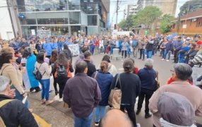 Posadas: Trabajadores de salud se manifestaron frente al Ministerio cortando el tránsito en la intersección de las calles; Junín y Tucumán en reclamo de aumento de haberes