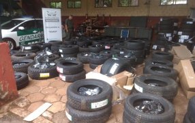 Gendarmería Nacional decomisó ciento veinticinco cubiertas, como así también dieciocho valijas todos de procedencia extranjera sin el correspondiente aval aduanero, además combustible