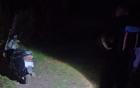 Cerro Azul: Un motociclista de 21 años resultó herido tras colisionar con una camioneta estacionada